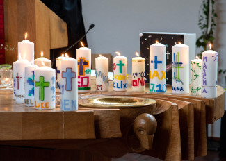 Konfirmationskerzen auf dem Altar